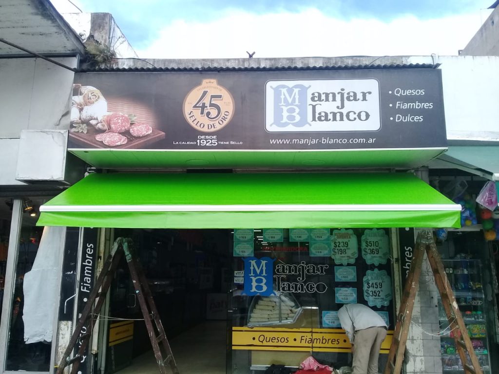 Toldo Brazo invisible con lona color verde
