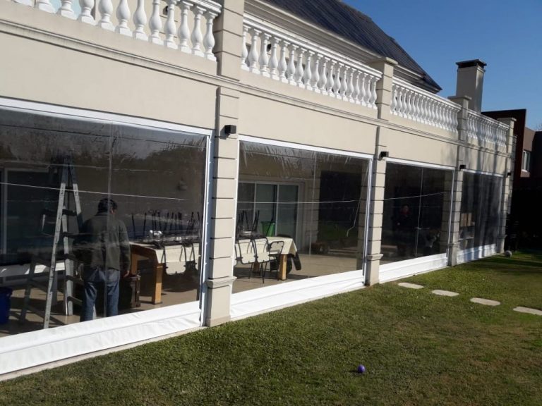 toldos verticales para galerias con lona blanca