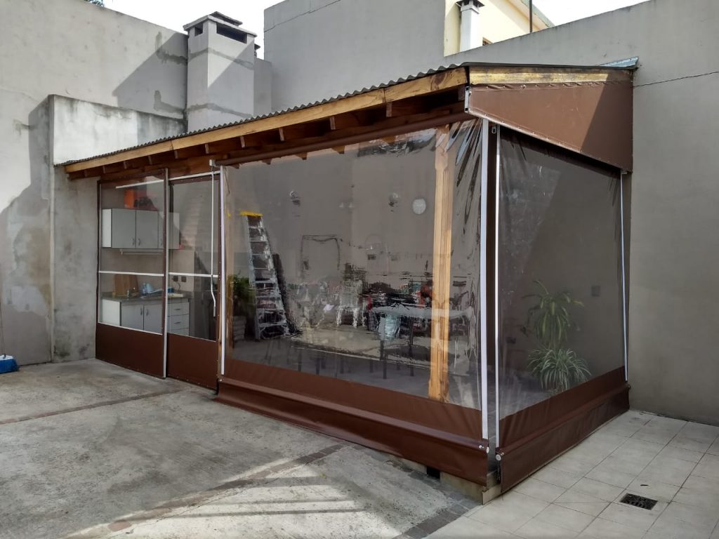 Toldos verticales transparentes con lona marron